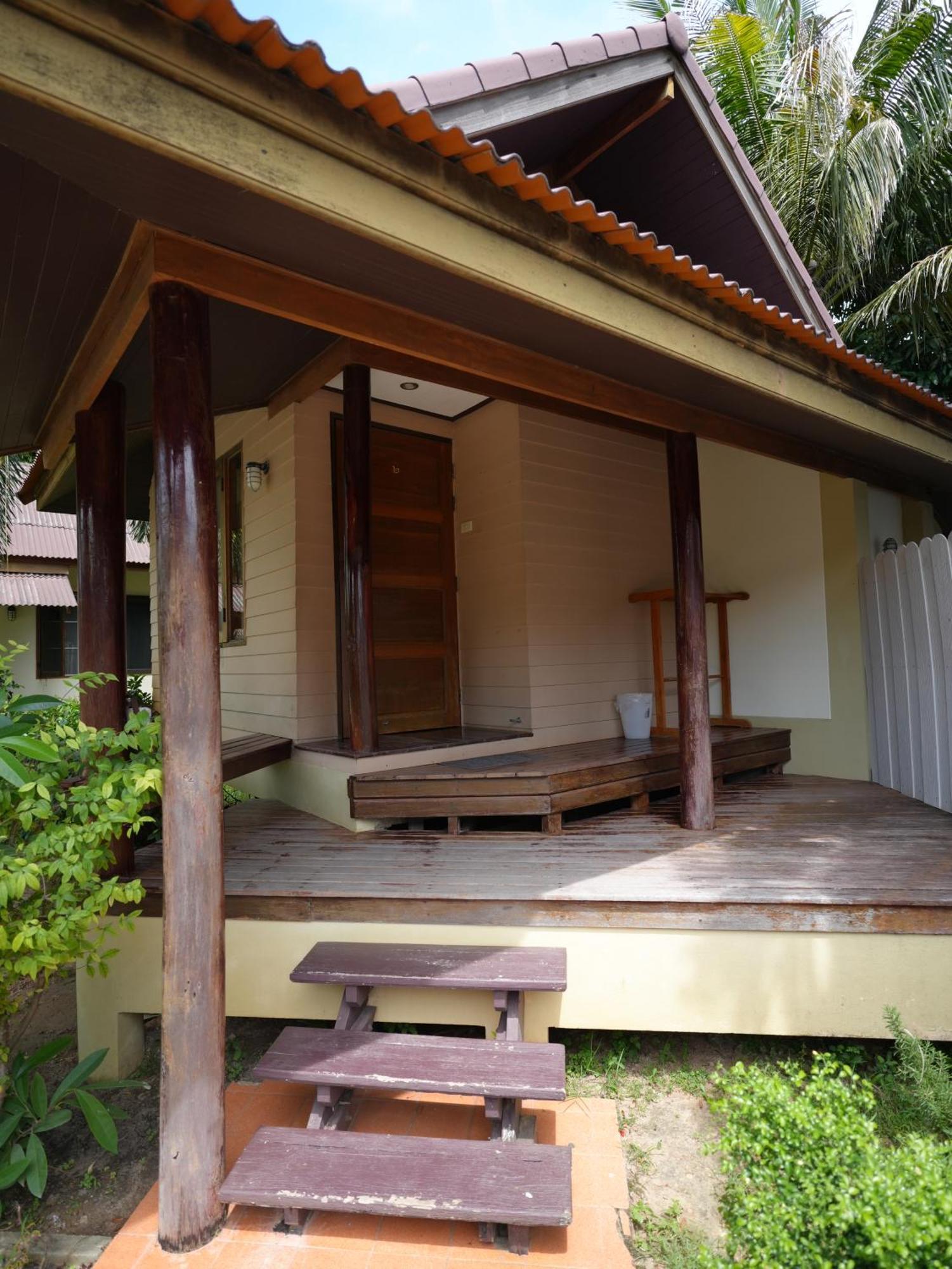 Baan Pun Sook Resort Pantai Chao Lao Bagian luar foto