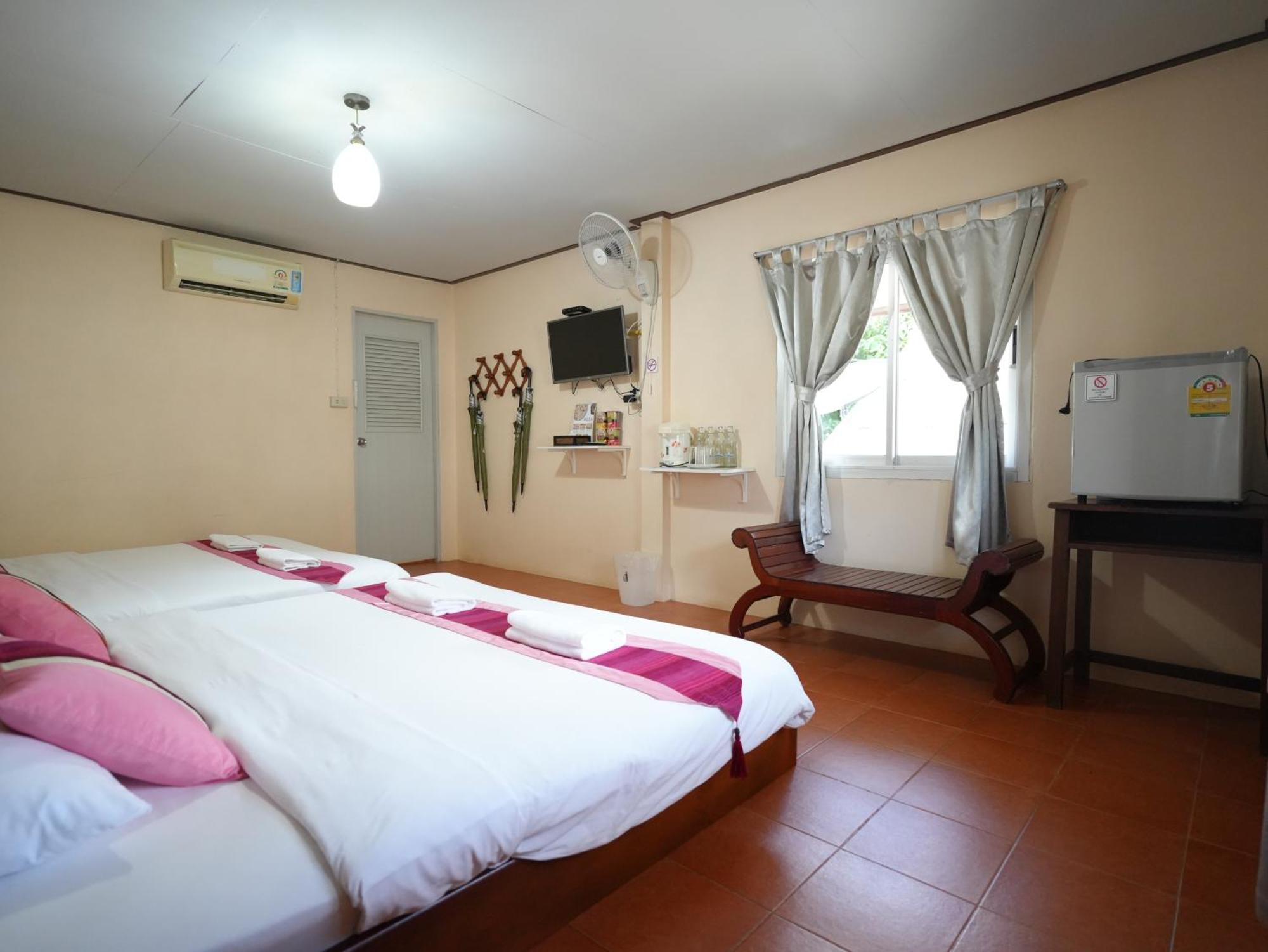 Baan Pun Sook Resort Pantai Chao Lao Bagian luar foto