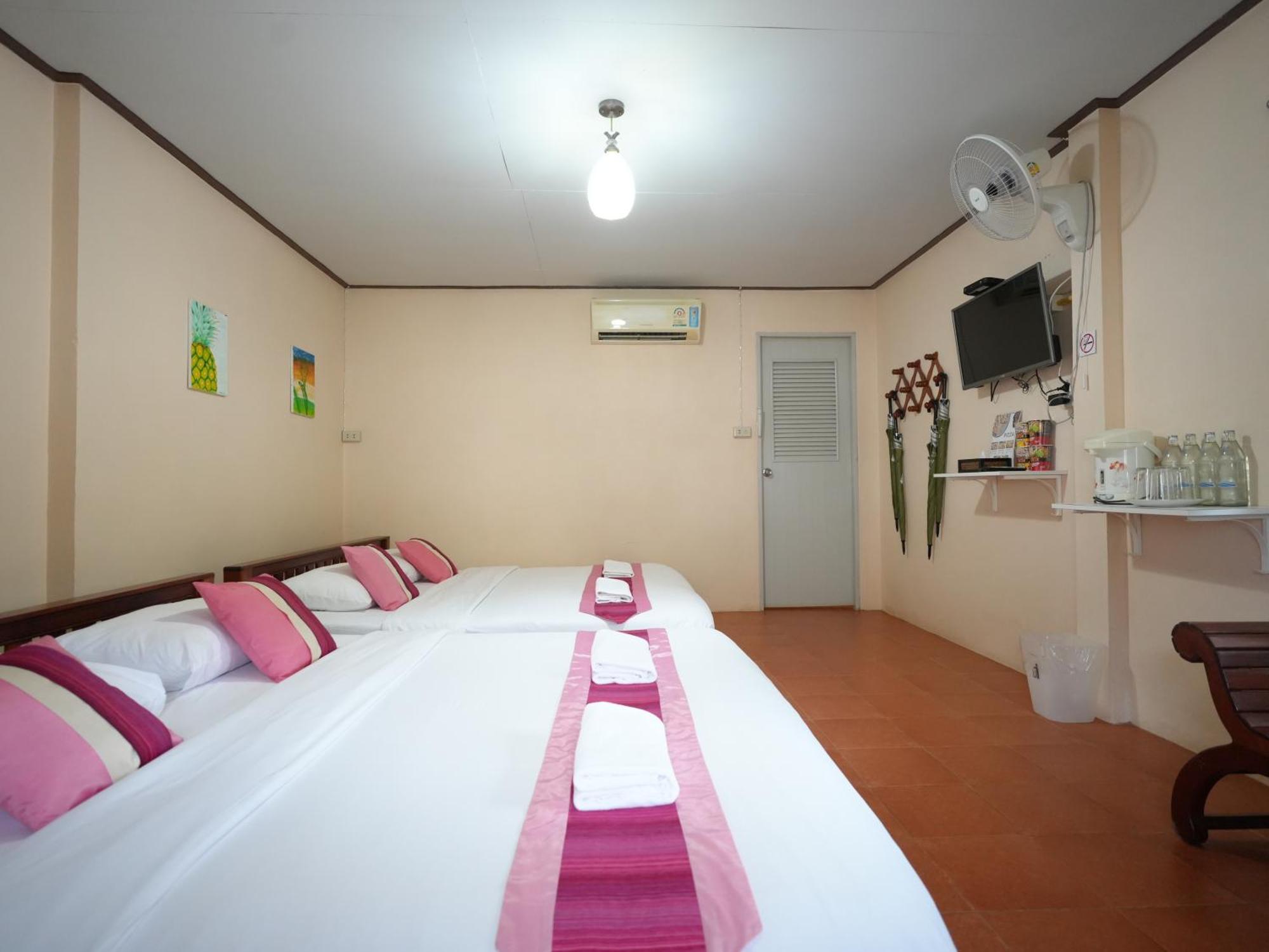 Baan Pun Sook Resort Pantai Chao Lao Bagian luar foto